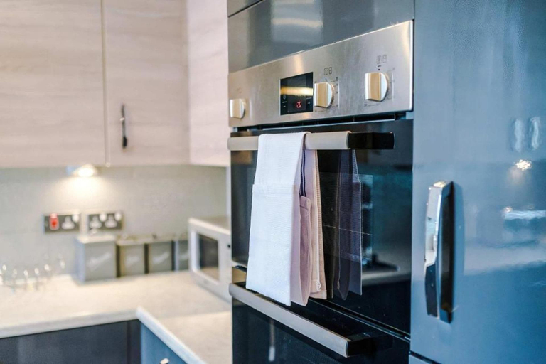 Others 5, House Sleeps 10 With Wifi, Manchester