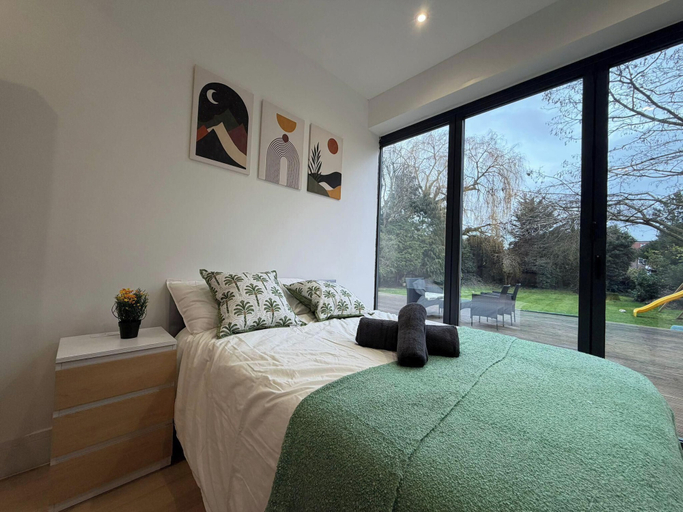 Others 2, 2 Bed - Sleeps 5 - Garden - Hot-tub, London