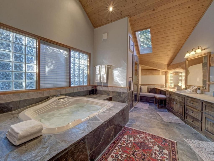 Others 5, Hapala Chalet, Squamish-Lillooet