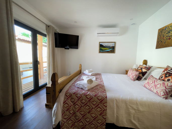 Others 4, House Sleeps 4 With Parking and Balcony, Tarouca