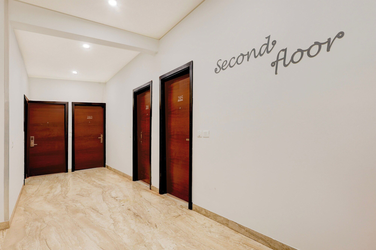 Others 3, Townhouse Hotel Sec- 54 Golf Course Road, Gurgaon