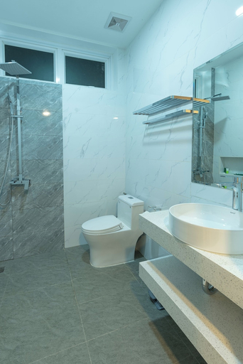 Bathroom 4, Queen Mansion, Phnom Penh