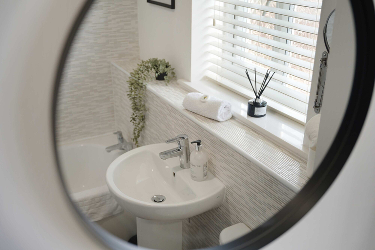 Others 3, Modern 4BR Stay Driveway Parking By Stay With Us, Redcar and Cleveland