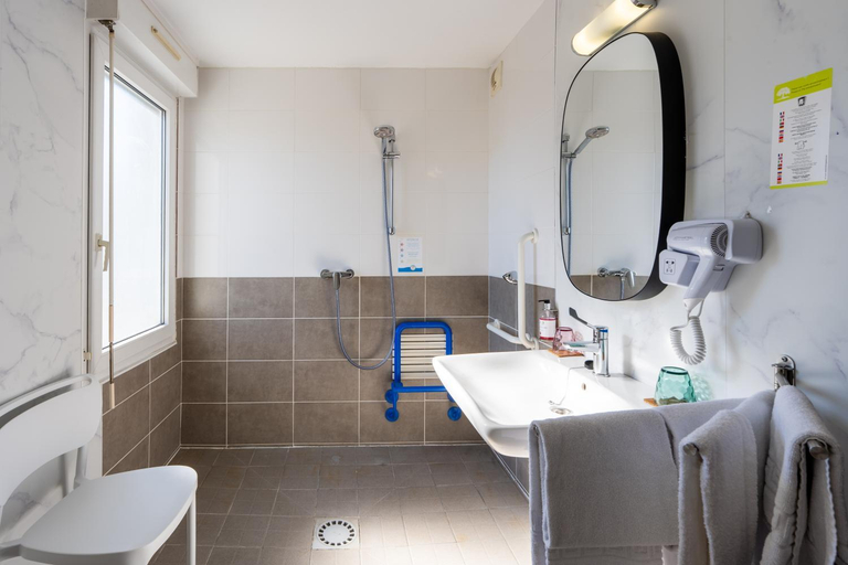 Bathroom 4, Carré Pau Airport Hotel, Pyrénées-Atlantiques
