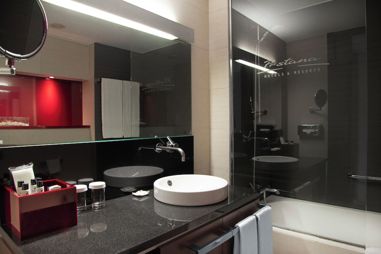Bathroom 4, Pestana Arena Barcelona, Barcelona