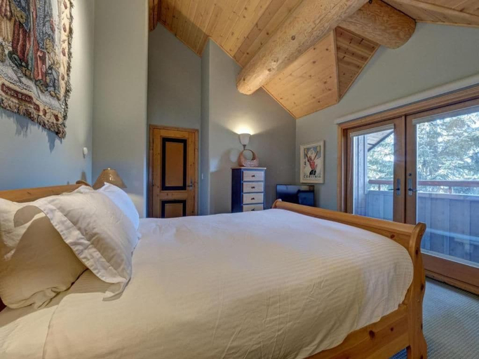 Others 2, Hapala Chalet, Squamish-Lillooet