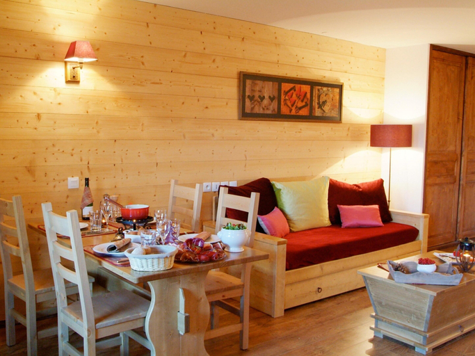 Others 5, Stylish Studio for 2 in Auvergne, Savoie