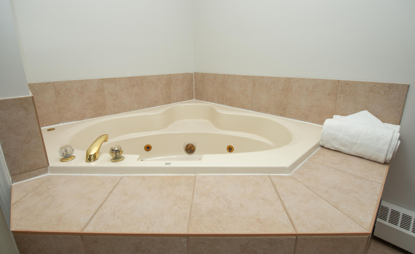Bathroom 3, Coast Hinton Hotel, Division No. 14