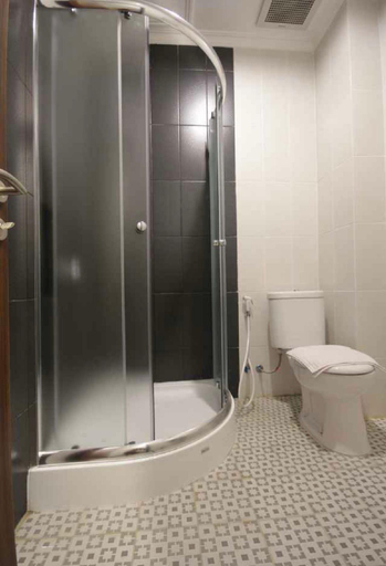 Bathroom, Flamboyan Residence Cipete, Jakarta Selatan