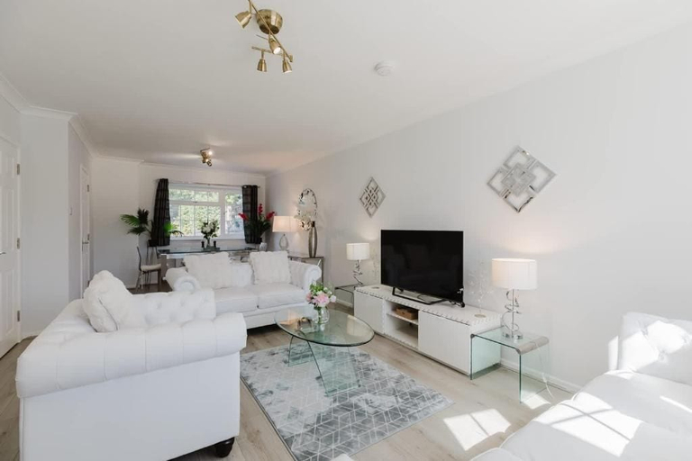 Others 1, Luxury 4BR Oasis - 1Gbps WiFi & Parking, Hertfordshire