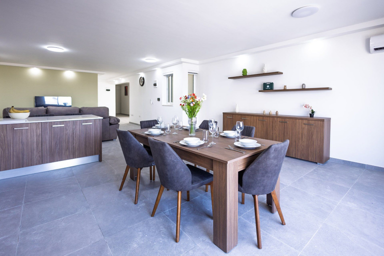 Others 3, Spacious 4 Bedroom Apartment in Peaceful Gharghur
