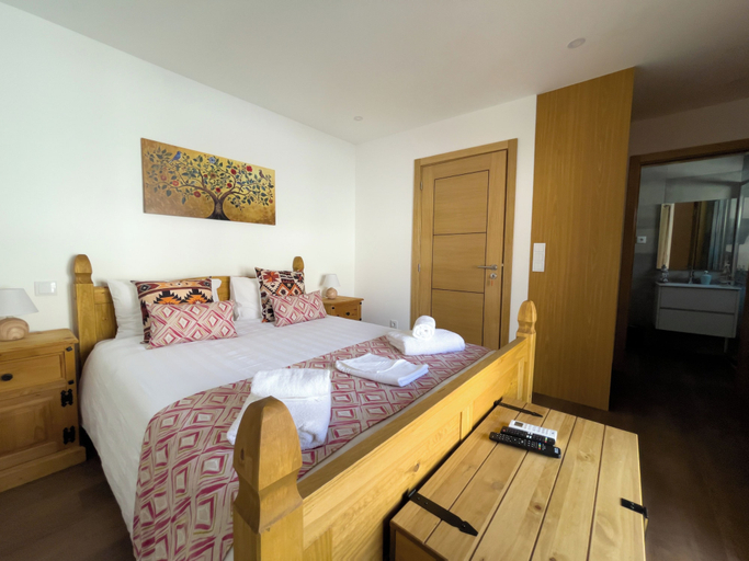 Others 3, House Sleeps 4 With Parking and Balcony, Tarouca