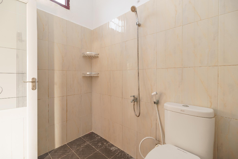 Bathroom 5, RedDoorz Syariah near UISU Medan, Medan