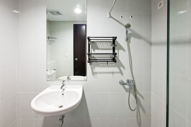 Bathroom 4, Cozy Studio Apartment at Casa de Parco, Tangerang