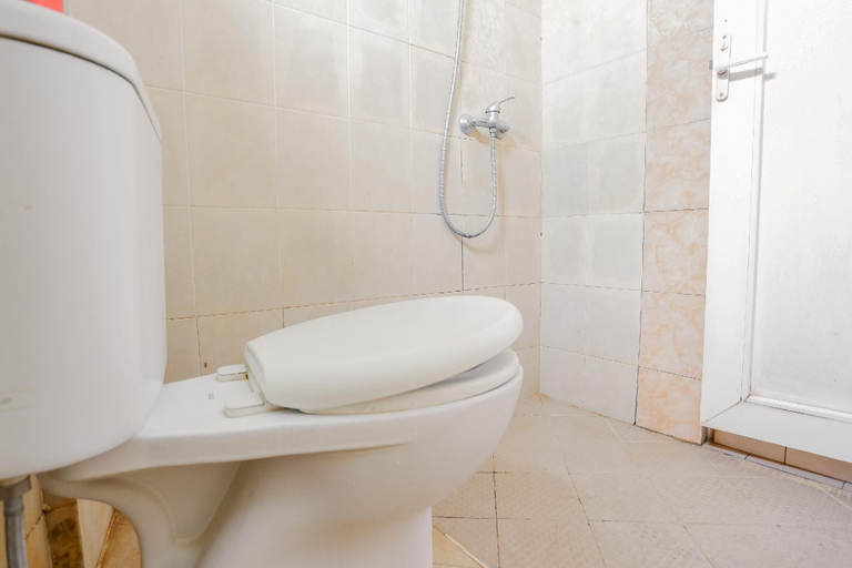 Bathroom 3, RedDoorz Plus @ Simpang USU Medan, Medan