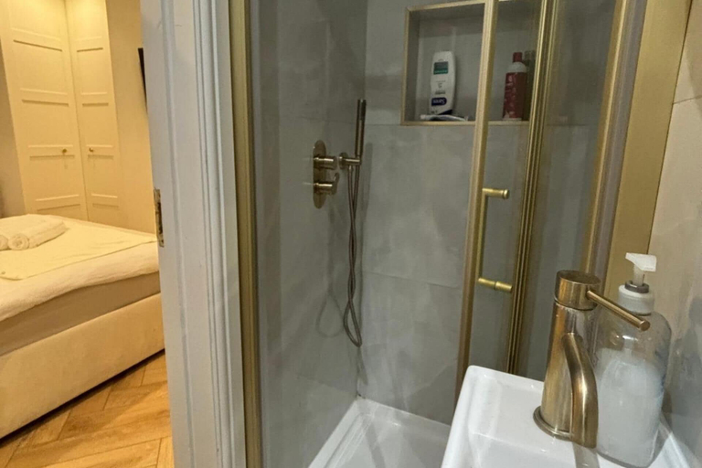 Others 2, Apt - Sleeps 3 - Parking - Station Close - Balcony, London