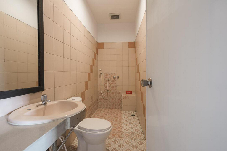 Bathroom 4, RedDoorz Plus near Jakarta Kota Station, Jakarta Barat