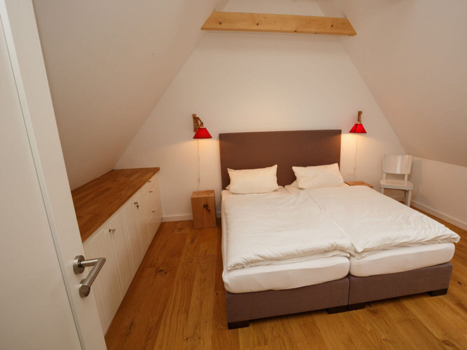 Others 5, Holiday Home in Borgsum With Swimming Pool, Nordfriesland