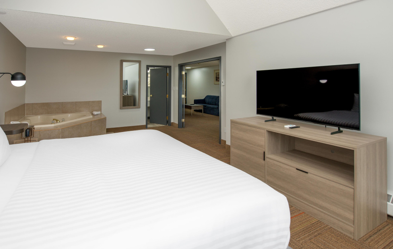 Bedroom 2, Coast Hinton Hotel, Division No. 14