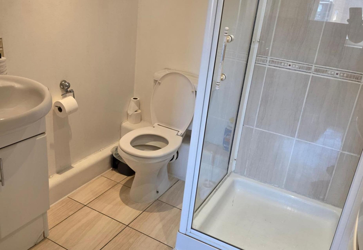 Others 3, Apartment Sleeps 5 With Parking Free, London