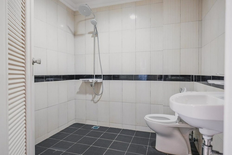 Bathroom 3, RedDoorz Plus near Pelabuhan Merak, Cilegon