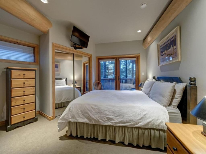 Others 3, Hapala Chalet, Squamish-Lillooet