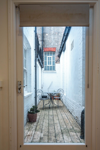 Others 3, The Russel Square Apartmens, London