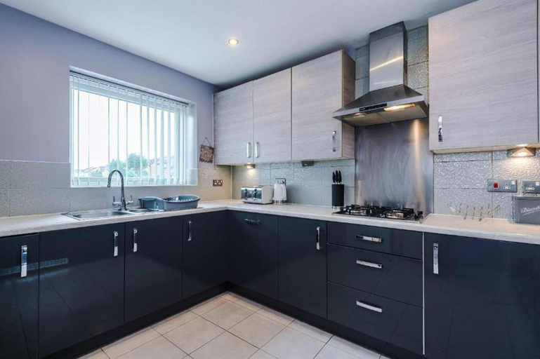 Others 2, House Sleeps 10 With Wifi, Manchester
