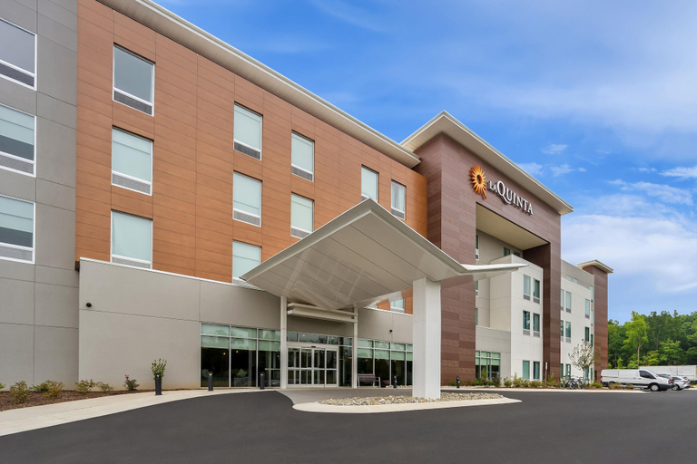 Exterior & Views 1, La Quinta Inn & Suites by Wyndham Mebane, Alamance