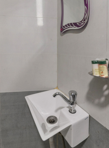 Bathroom 3, Hotel O Ak Palace Near Chhatrapati, Mumbai Suburban