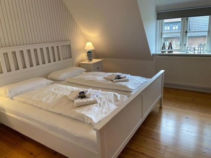 Others 2, Holiday Home in Oldsum With Swimming Pool, Nordfriesland