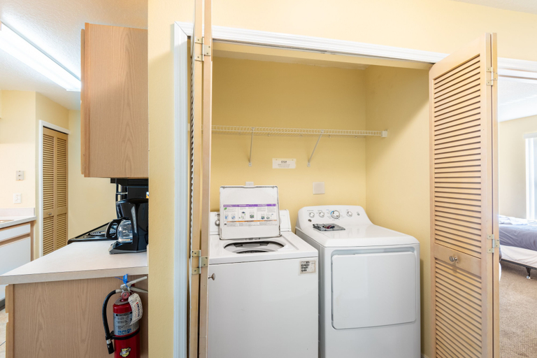 Others 3, 3BR Condo Near Disney w/ Pool, gym & Balcony, Osceola