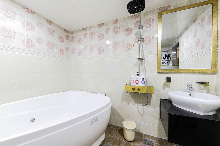 Bathroom, Gunsan JNK Hotel (City Hall Branch), Gunsan
