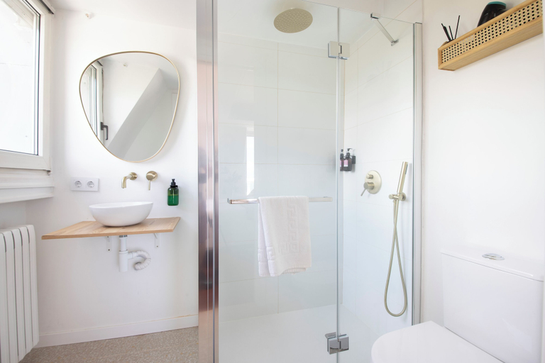 Bathroom 4, Far Out Inn, Guipúzcoa