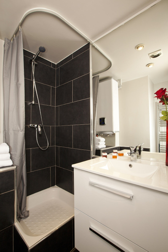 Bathroom 3, Sejours & Affaires Aix Mirabeau, Bouches-du-Rhône