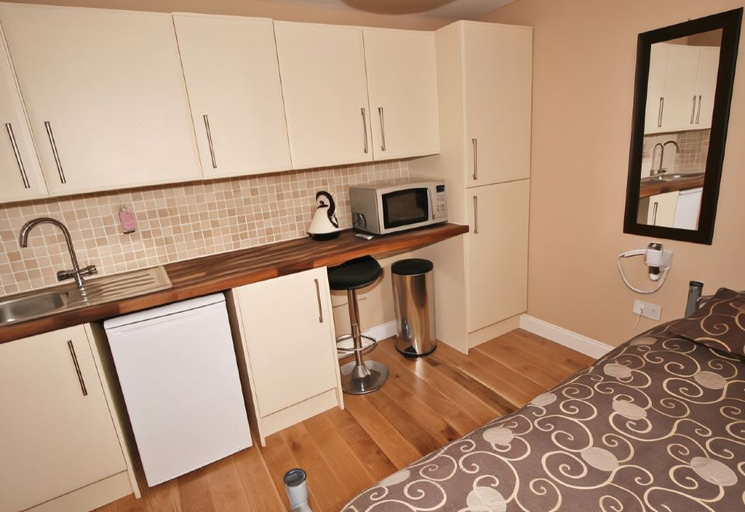 Others 4, Central Studios Gloucester Road by RoomsBooked - Free Parking, Gloucestershire