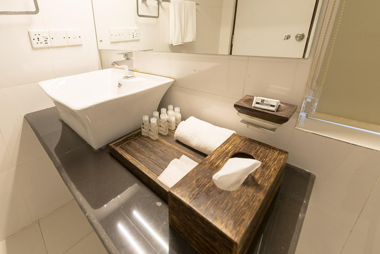 Bathroom 4, Pearl Royal Hotel Colombo, Thimbirigasyaya