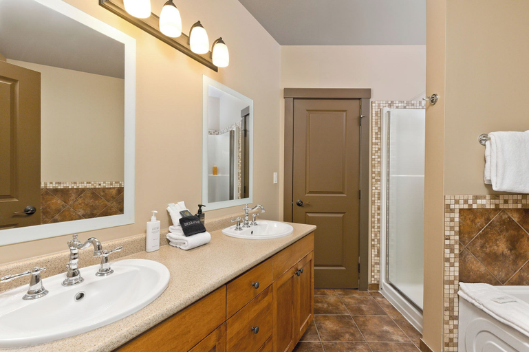 Bathroom 4, Palliser Lodge, Columbia-Shuswap
