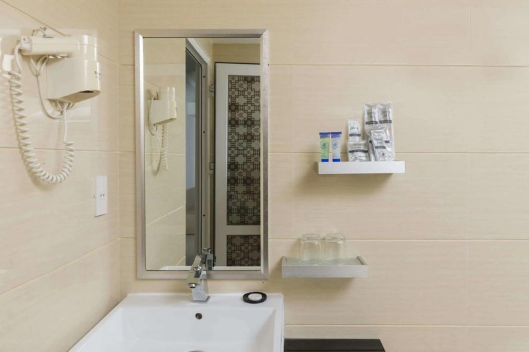 Bathroom 5, Blue Pearl Hotel, Nha Trang