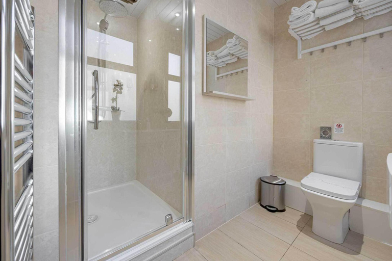 Bathroom, Craignish Apartments, Falkirk