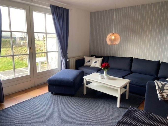 Others 4, Holiday Home in Oldsum With Swimming Pool, Nordfriesland