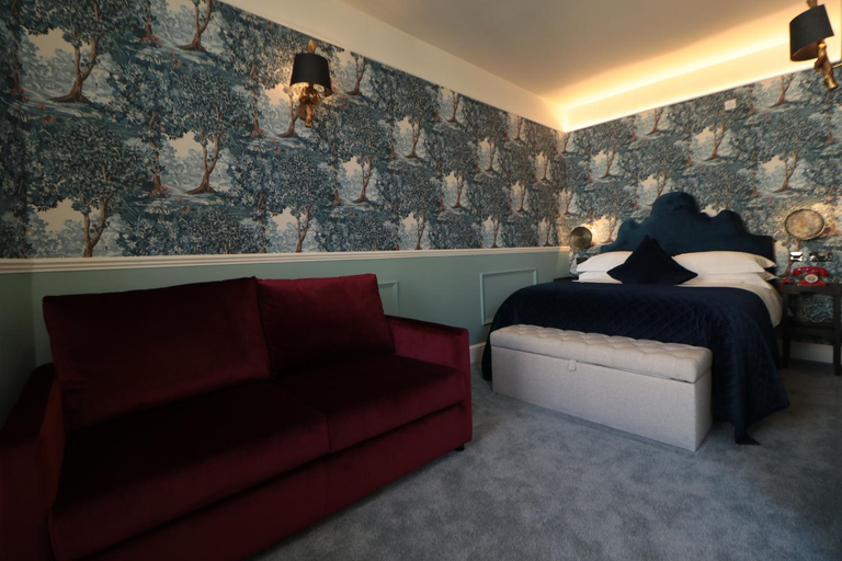 Bedroom, Vancouver Hotel & Studios, London