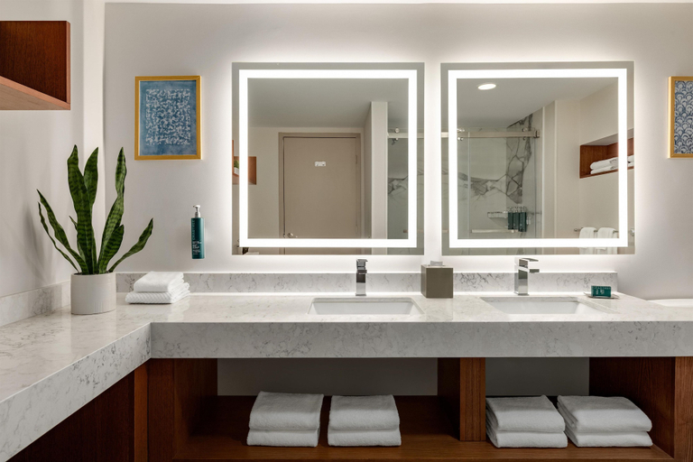 Bathroom 5, Doubletree by Hilton Bloomington - Minneapolis South, Hennepin