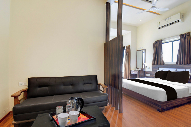 Others 5, Townhouse Oak Sinhgad Road Crossway, Pune