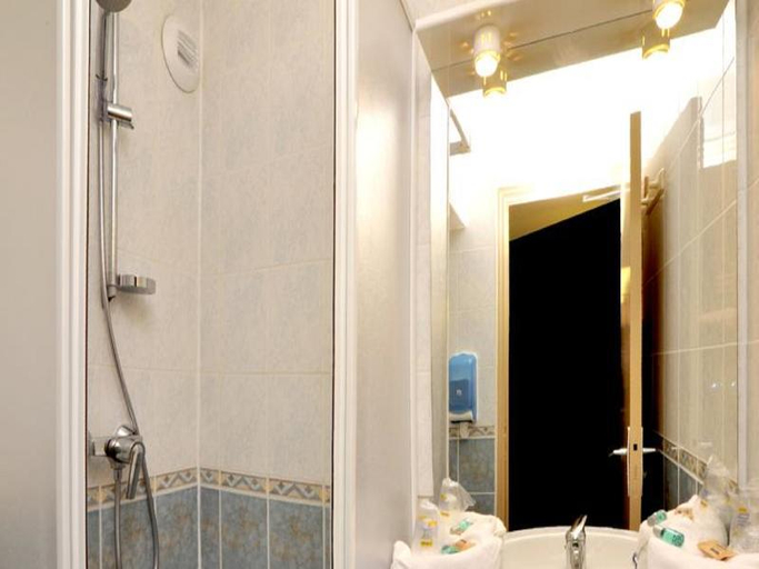 Bathroom 5, Enzo Trappes by Kyriad Direct, Yvelines
