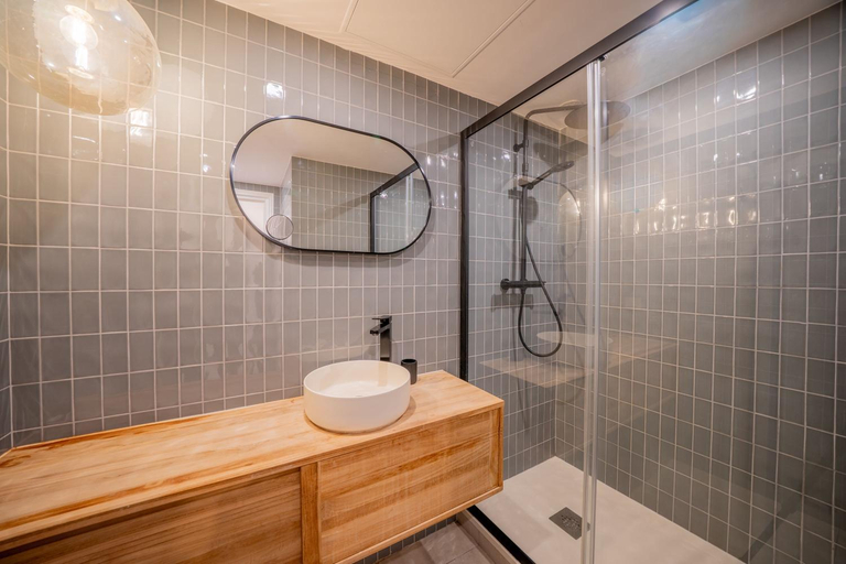 Bathroom 4, Apartment Place des lices -2BDR-6P- Saint Tropez, Var