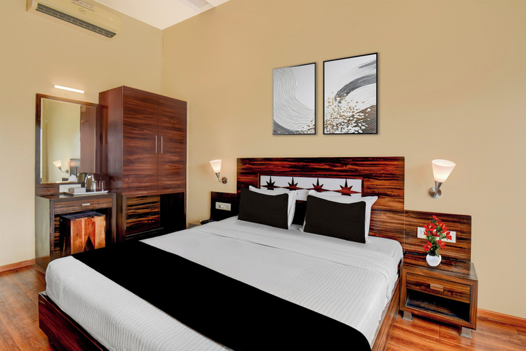 Others 4, Townhouse Oak Sinhgad Road Crossway, Pune