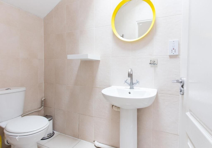 Bathroom 3, Tooting Broadway Rooms, London