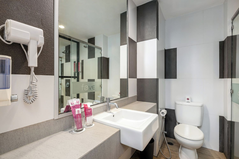 Bathroom 5, favehotel Ahmad Yani Banjarmasin, Banjarmasin