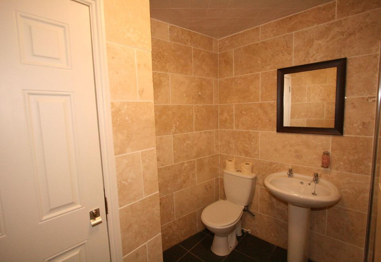 Bathroom 3, Central Studios Gloucester Road by RoomsBooked - Free Parking, Gloucestershire